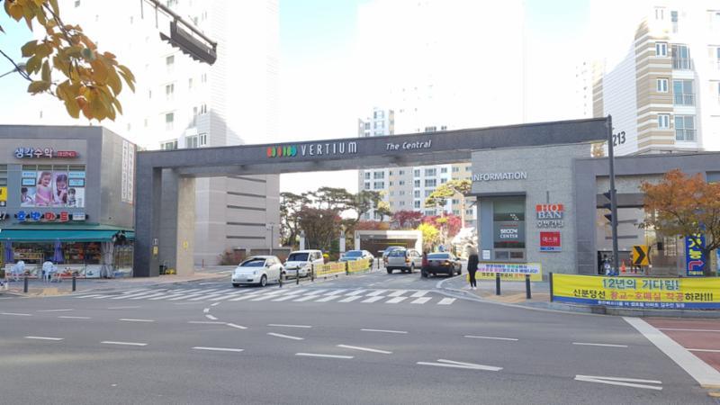 멋스러운 문주가 돋보이는 호반베르디움더센트럴 단지정문입구에요