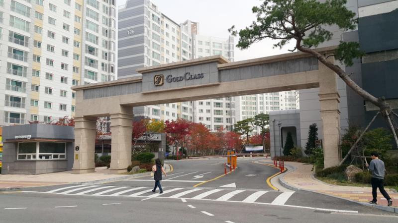 고급스러운 문주를 갖춘 청라골드클래스커낼웨이 정문이에요