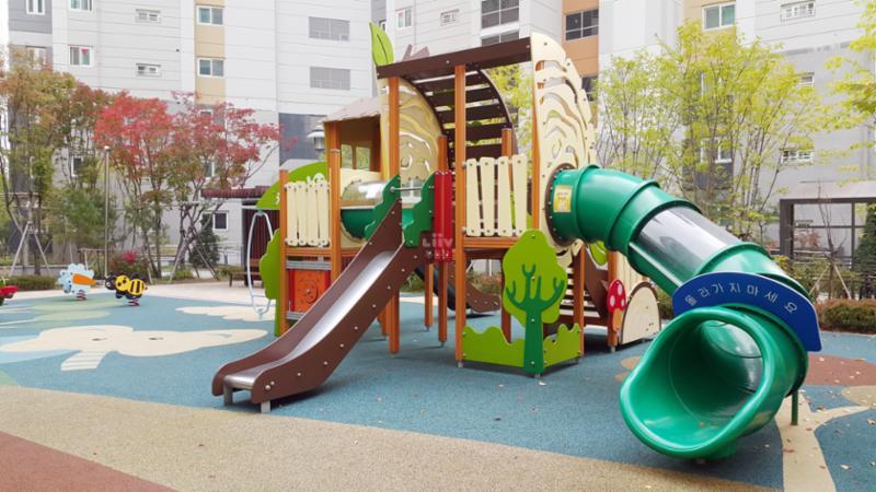 아이들의 상상력과 호기심을 자극하는 아기자기한 놀이시설을 갖춘 어린이 놀이터에요