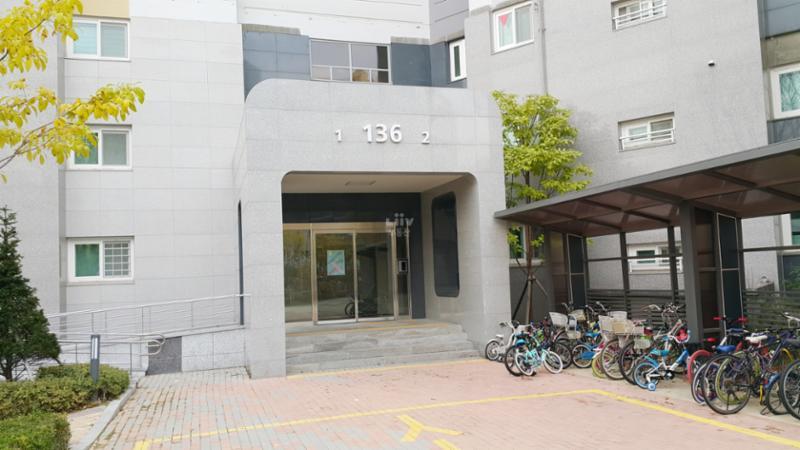 아파트 동, 호수 라인이 대리석 위에 고급스럽게 새겨진 공용현관이에요