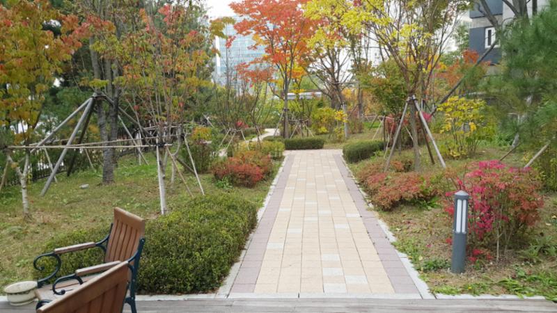 단지 내 꾸며진 산책로예요