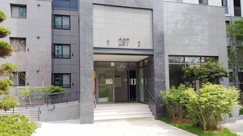고급스러운 디자인의 공용현관 입구이에요