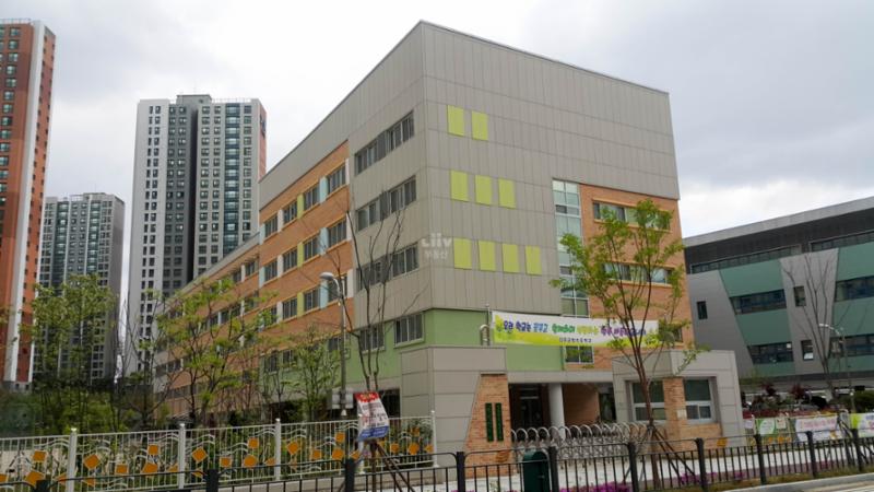 한강센트럴자이2단지 배정학교인 김포금빛초등학교입니다