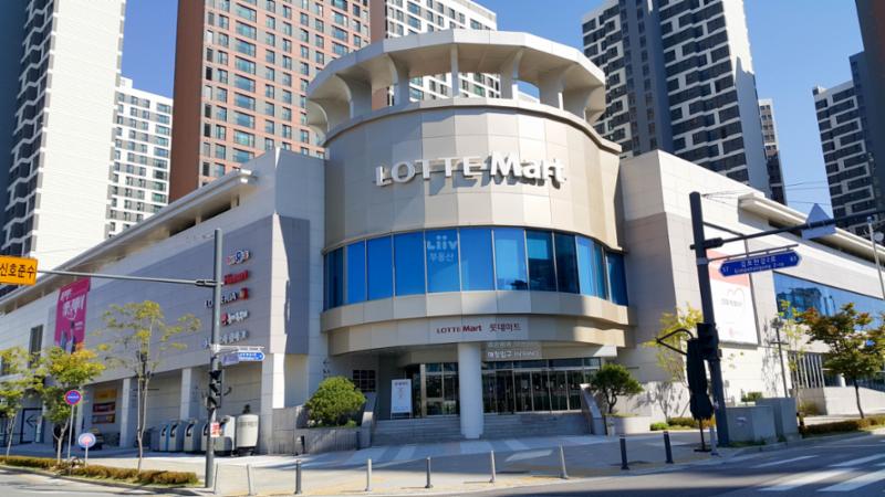 한강센트럴자이2단지 아파트 단지 주변에 위치한 대형편의시설입니다