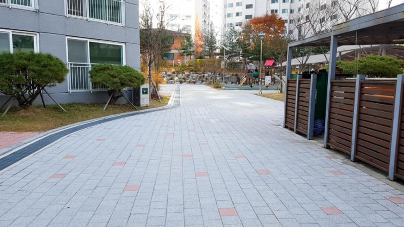 보도블록으로 깔끔하게 마감된 평지로 된 보행로이고요