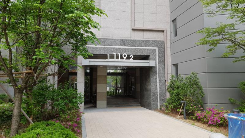 고급스러운 디자인의 공용현관 입구에요