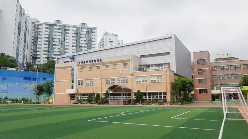 단지 주변에 위치한 배정학교인 무학초등학교입니다