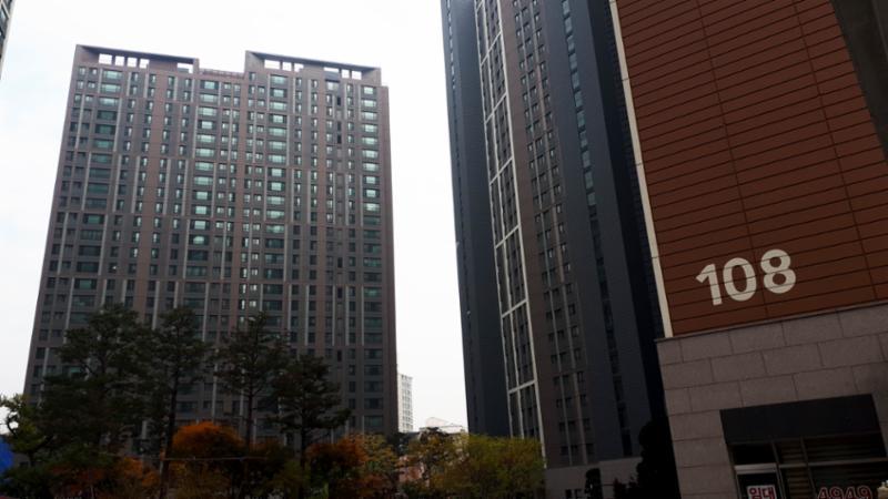 다른 각도에서 바라본 e편한세상수지 전경이에요