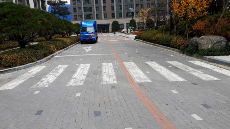 단지를 관통하여 이어져 있는 단지 내 도로에요