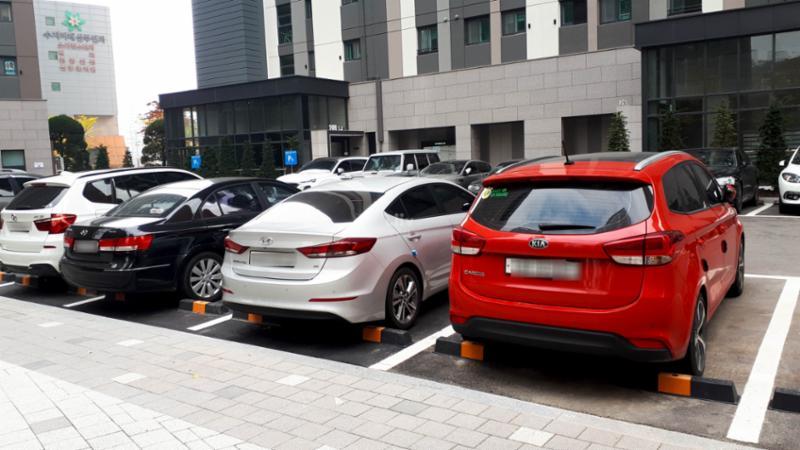 단지 내 지상주차장 모습이에요