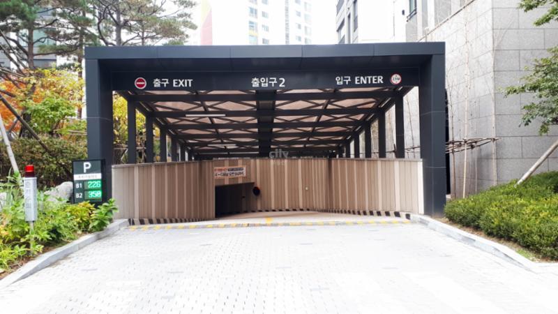 남은 주차 대수가 표시되는 지하 주차장 출입구에요
