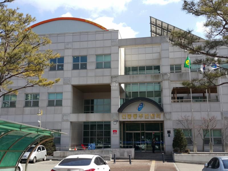 단지 인근에 신봉동주민센터가 위치하고 있어 주민들의 민원을 보다 신속하고 편안하게 처리해 줄 수 있는 공공기관으로 편리하게 이용이 가능합니다