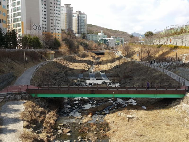 단지 인근에 풍덕천산책로가 위치해 있습니다