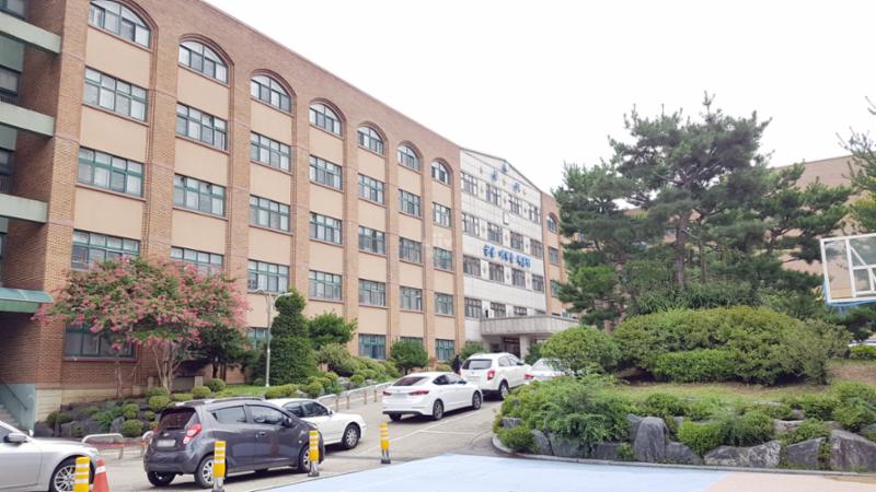 2000년도에 개교한 고등학교로 거리가 가까워 아이들의 통학이 편리하며, 주위에 유해시설이 없어 안전한 교육환경이 조성되어 있습니다
