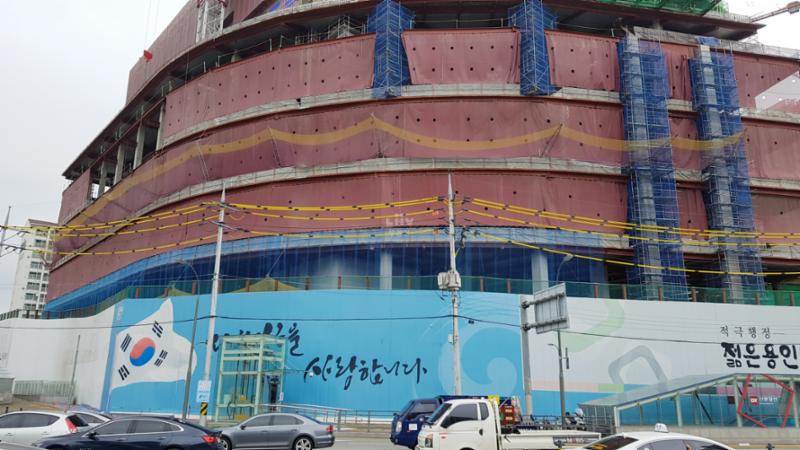 단지 인근에 2019년 6월 준공 예정인 롯데몰[성복점]이 위치해 있습니다