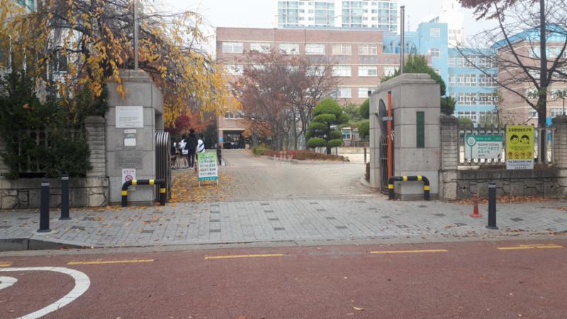 단지 주변에 정평중학교가 위치하여 있습니다