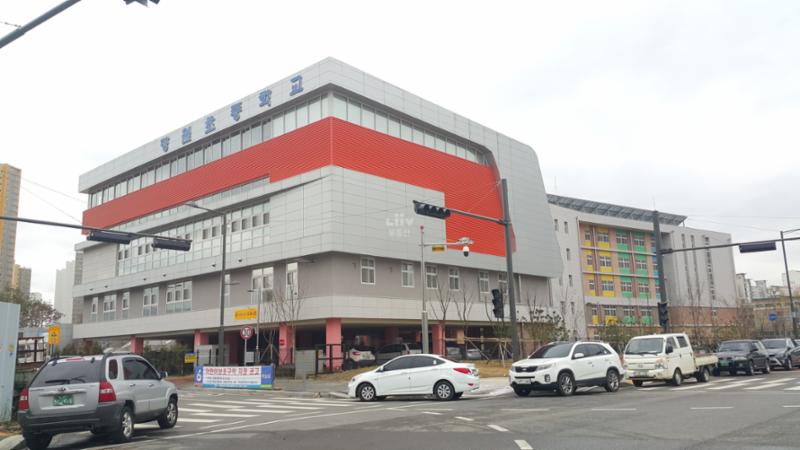 단지 주변에 위치한 망월초등학교 입니다