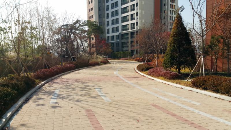 단지 내 보행로 및 산책로예요