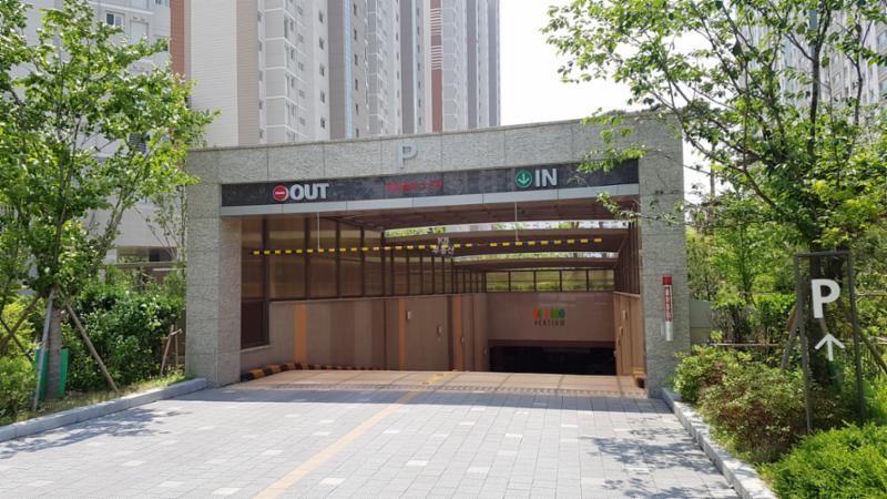 단지 내 지하주차장 입구이구요