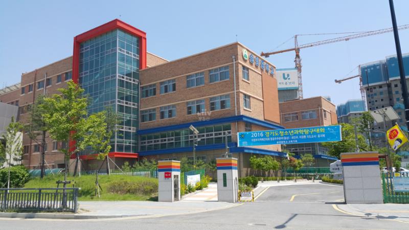 단지 인근에 위치한 송양중학교 입니다