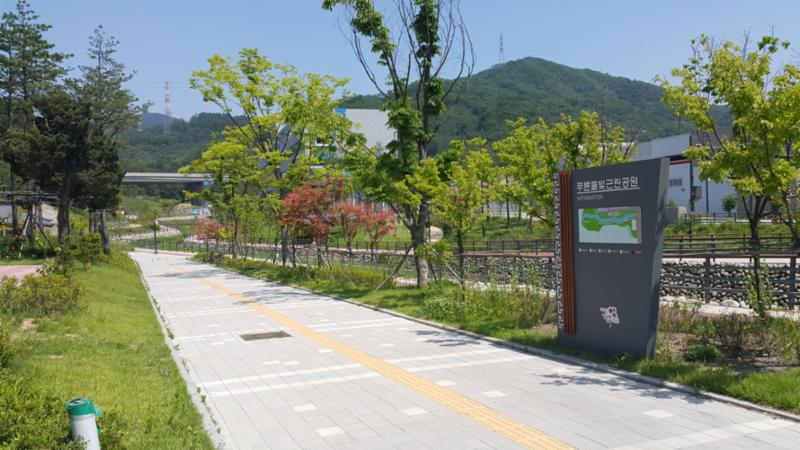 단지 주변의 푸른물빛근린공원입니다