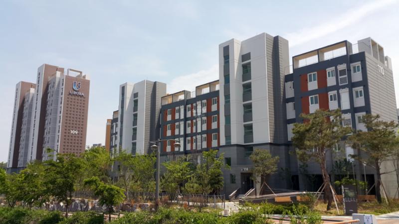 각 층마다 색을 달리해 전체적으로 화사하면서도 세련된 외관을 선보이는 단지 전경이에요