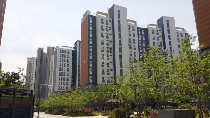 신축 단지답게 세련된 단지 외관 디자인이 돋보이며 깨끗한 외관 상태를 보여주고 있어요