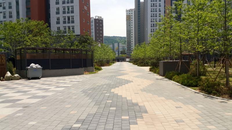 단지 내 보행로 및 산책로예요