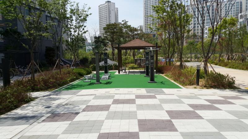 단지 내 운동시설이에요