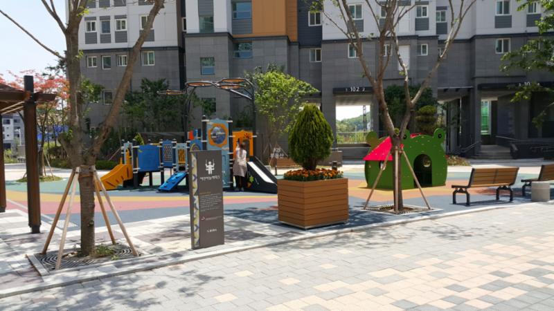 안전 바닥재를 설치한 놀이터예요