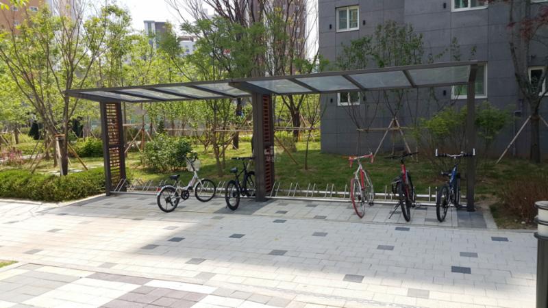 지붕있는 자전거보관소가 현관 앞에 있어  편하게 이용할 수 있어요