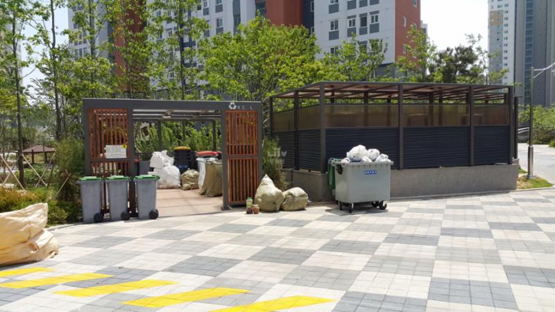 입주민들의 생활 편의를 위해 설치된 재활용 분리수거장이에요