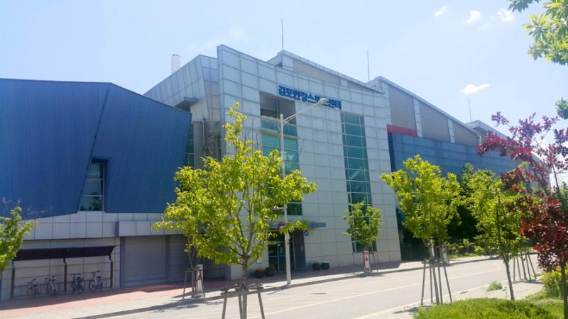 단지 인근에 위치한 스포츠센터로 다양한 운동(수영, 헬스, 요가, 에어로빅 등등)을 즐길 수 있도록 여러종류의 스포츠가 함께 운영되고 있습니다