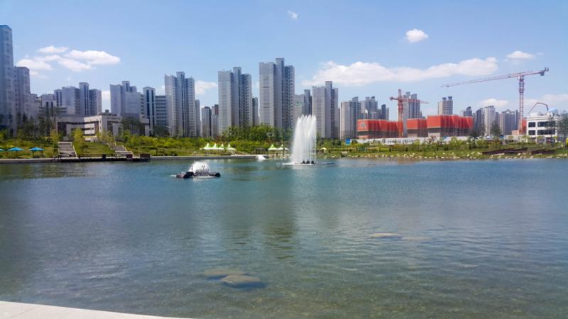 단지 주변에 위치한 한강호수공원으로 분수대, 자전거 트랙, 다양한 운동시설, 휴식시설, 공중화장실이 존재해 편리하게 이용하실 수 있습니다