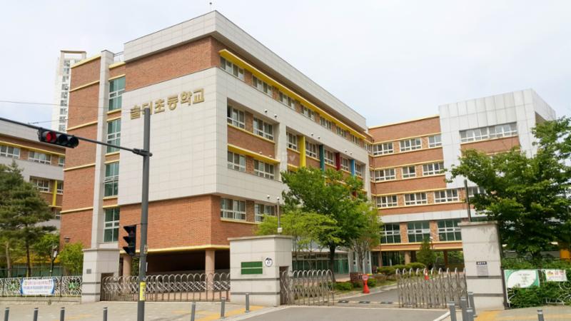 단지 주변으로 배정학교인 솔터초등학교가 있습니다