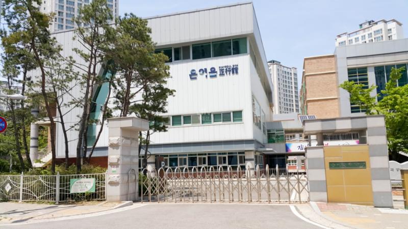 단지 주변에 학교가 위치하여 있습니다