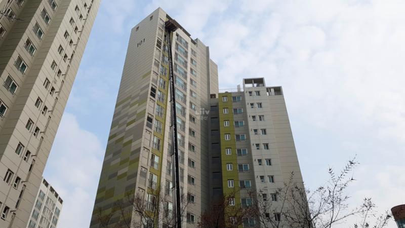 고급스러운 디자인과 차별화된 분위기로 단지의 품격을 한층 더 높이는 아현역푸르지오 전경 모습이에요