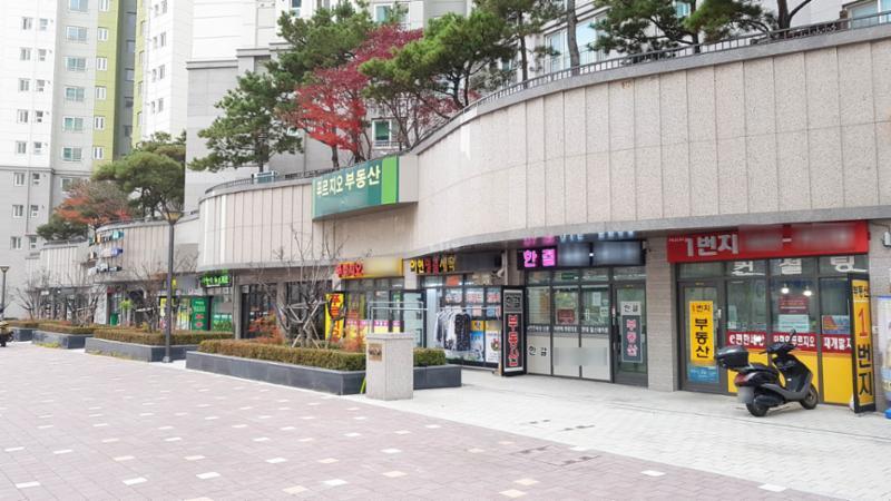 단지 내 상가가 배치되어 있고 다양한 업종의 상가들이 입점해 입주민들이 멀리 가지 않아도 편리하게 이용할 수 있도록 신경 쓴 모습이에요