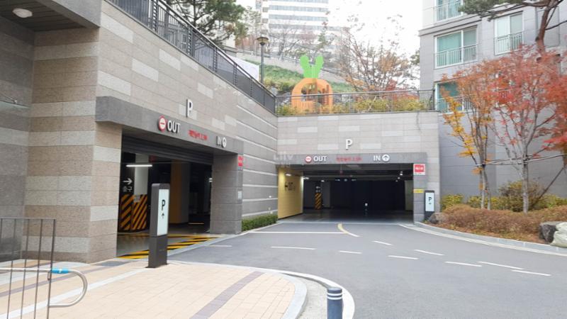 단지 내 주차장 출입구에요