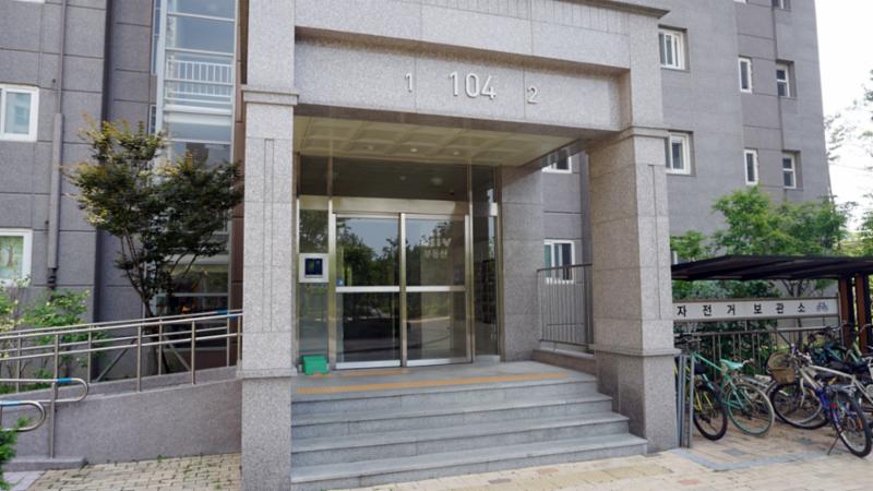 고급스러운 디자인의 104동 공용현관 입구에요