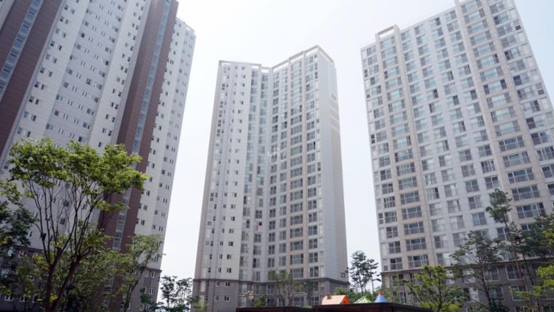 단지 내부에서 바라본 오목천서희스타힐스 109동, 112동, 111동 단지전경이에요