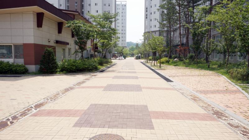 평지로된 단지 내 도로에요
