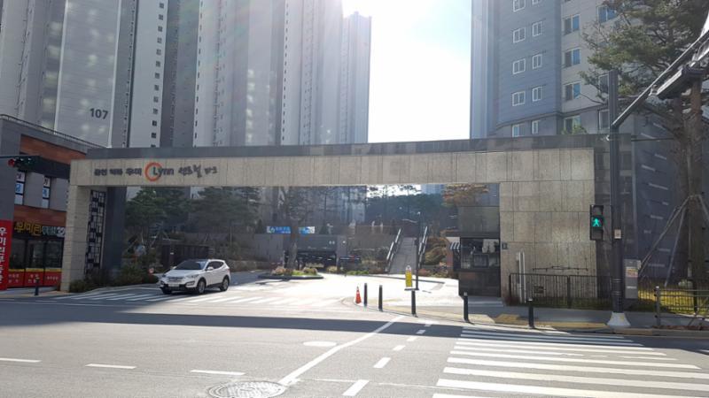 멋스러운 문주가 돋보이는 단지 정문이에요