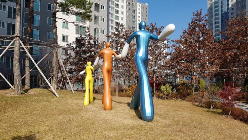단지 내에 위치한 독특한 모양의 조형물이에요