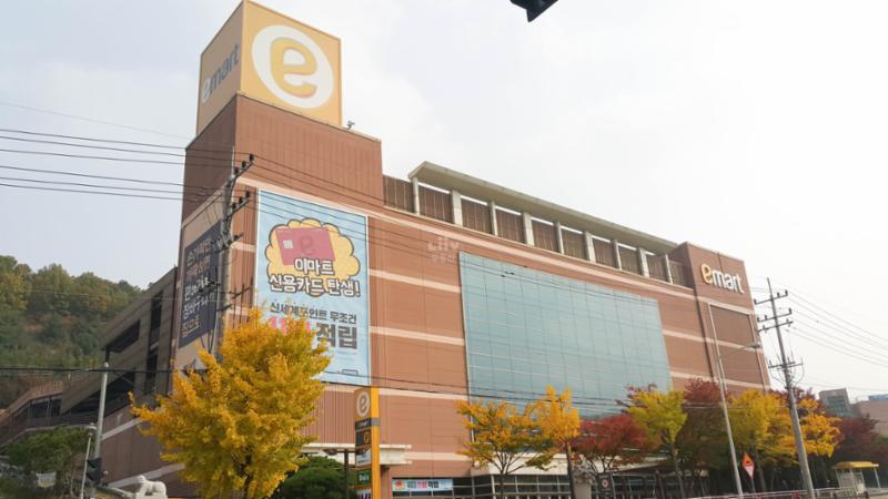 단지 인근에 위치한 대형마트로 이용이 편리하고 대형주차장이 함께 설치되어 있어 주말에도 주차 걱정 없이 편리하게 이용할 수 있습니다