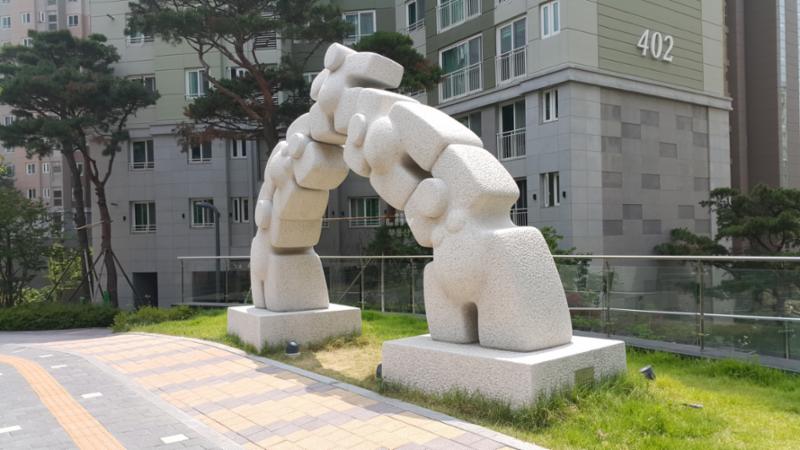 단지 내 독특한 디자인의 조형물이 설치되어 있어요