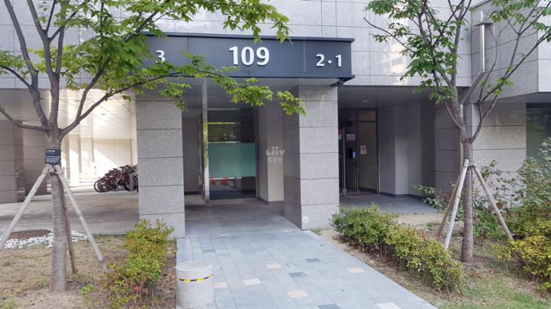 고급스러운 디자인의 공용현관 입구에요