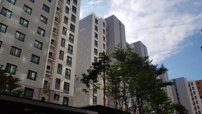 고급스러운 디자인과 차별화된 분위기로 단지의 품격을 한층 더 높이는 e편한세상화랑대 전경 모습이에요