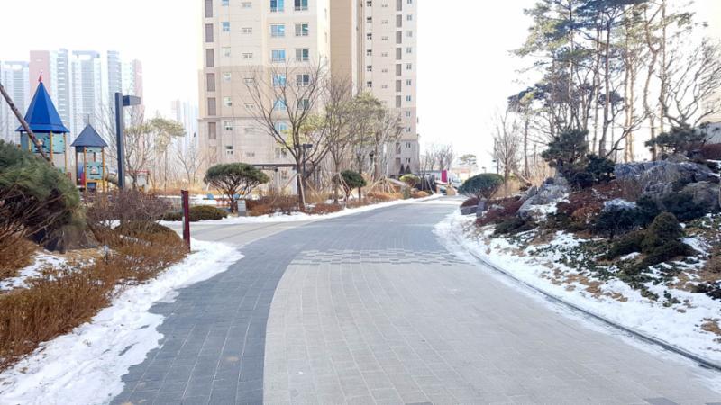 보도블록으로 깔끔하게 마감된 평지로 된 보행로이고요