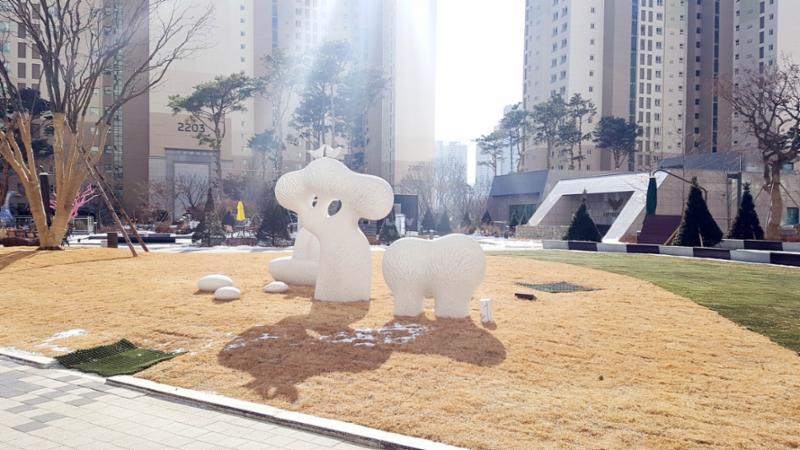 자연 친화적인 공간으로 꾸며진 단지 내 조경이에요